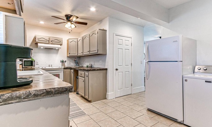 Copeland Cottage | Cheerful 2 Bedroom, Boat Parking, Lake View!