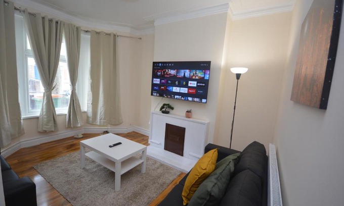 East Ham South House | Cheerful 3 Bedroom Home in Greater London