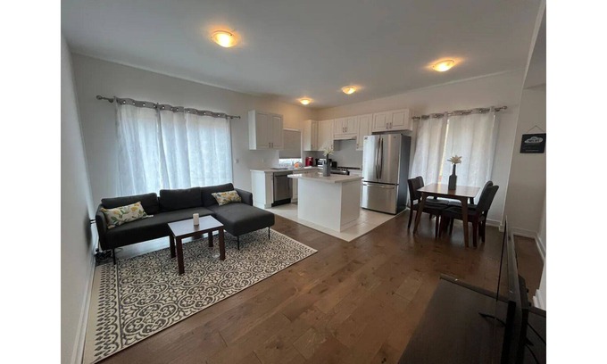 Barrie House | Cheerful 3 Bedroom Townhouse Near Lake Simcoe