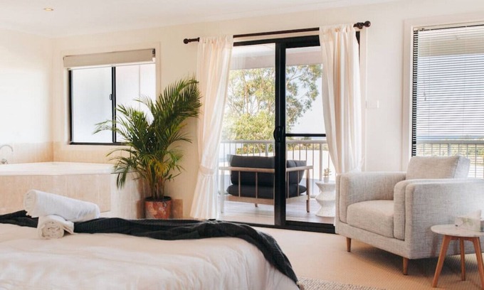 Aroona House | Cheerful family home with stunning views