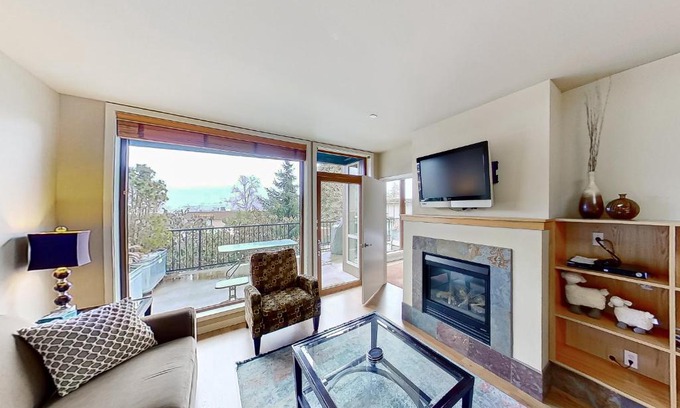 Chelan Apartment | Chelan Resort Suites Sunny Livin 111