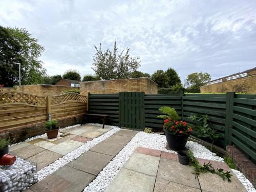 Dunstable House | Chelsea House-Huku Kwetu Dunstable-3 Bedroom House-Garden-Free Wifi-Private parking