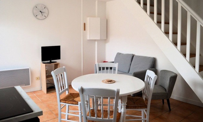 Luc-sur-Mer House | Chez Fabienne, Maison Avec Petite Terrasse Privée