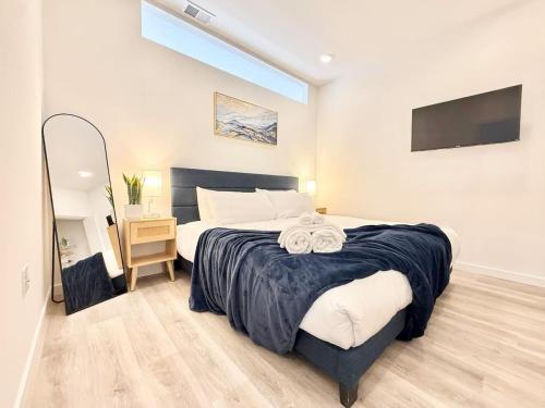 Poplar Apartment | Chic 1BR Old City Apt with King Bed, City View, and Gym