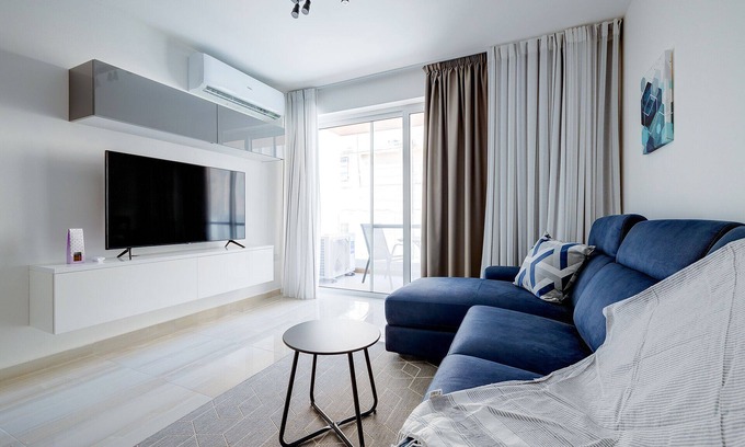 Ta' Xbiex Apartment | Chic 2BR Apartment, Ideal Location