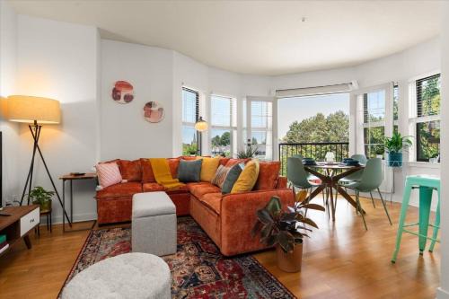 Queen Anne Apartment | Chic 2BR King Beds Huge Patio 95 Walk Score!