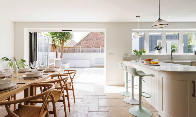 Bosham House | Chic 4-Bed Coastal Retreat in Heart of Bosham