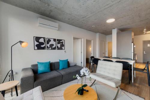 River North Hotel | Chic 4-Bedroom with Skyline Views & Amenities