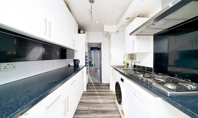 River House | Chic 4-BR Home with Ensuite Bath and Free Parking