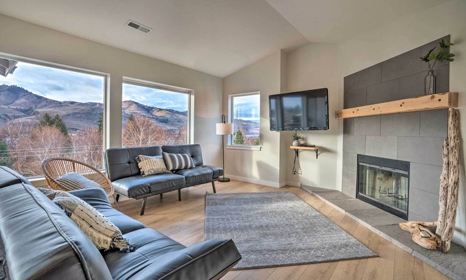 Chelan Condo | Chic Chelan Condo w/Balcony, Walk to Lake & Dtwn!