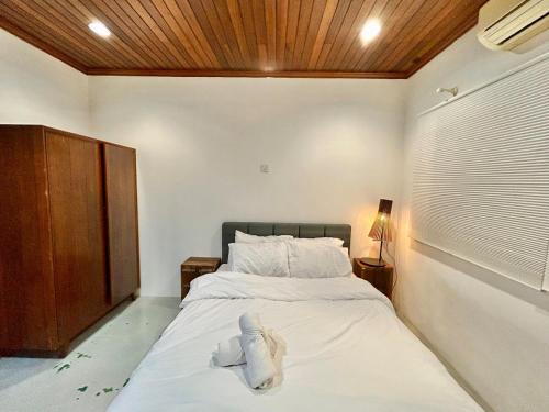 Tunku Apartment | Chic Designer Bedroom near LRT SS1 PJ