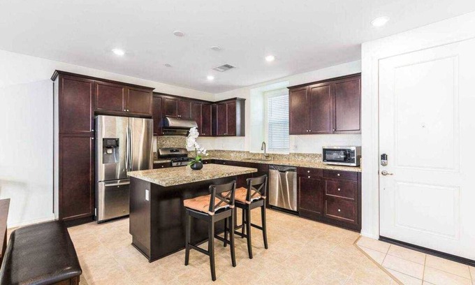 Eastvale Downs House | Chic Home on Sendero Ave