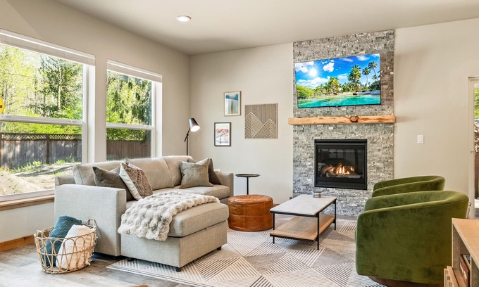 Paradise Estates Cabin | Chic Mt Rainier Escape Hot Tub Firepit