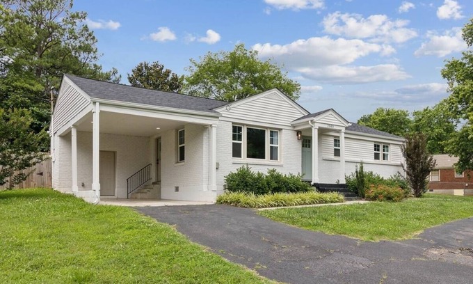 Merry Oaks House | Chic Retreat Near Airport & Downtown Nashville by RedAwning