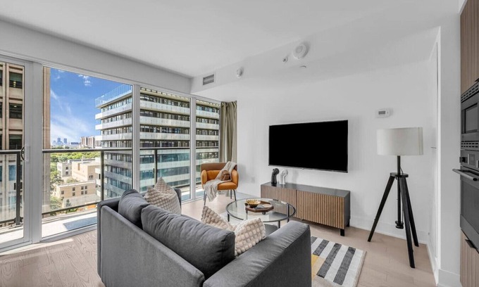 Bay Cloverhill Apartment | Chic & Stylish Condo in the Heart of Toronto