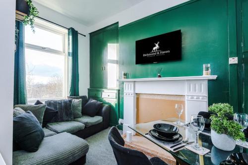 Bradford Apartment | Chic victorian 2-bed duplex flat - free parking