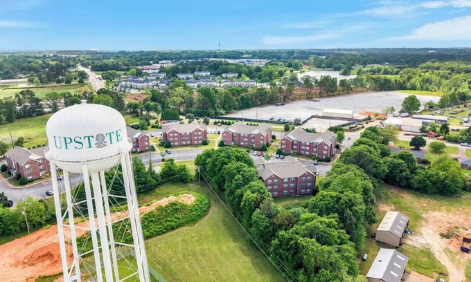 Valley Falls Apartment | Chill & Splash Getaway | Spacious Apt for 8