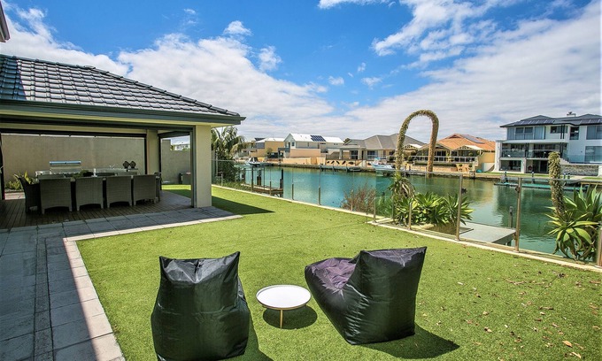 Dudley Park House | CHILLAX HOUSE -Luxury Canal Holiday House, Jetty, BBQ, Family Friendly-Sleeps 14