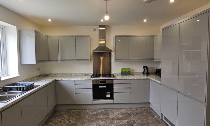 Tunstall House | Citrine Suite - Sleeps 8 With Parking