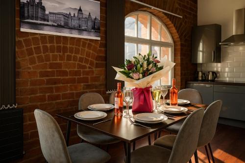 RopeWalks Apartment | City Apt for 6 with Car Park - Near Bars Dining and Train