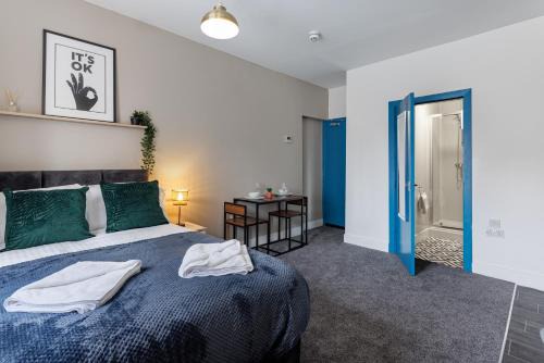 Middlesbrough Apartment | City Centre Studio 1 with Kitchenette, Free Wifi and Smart TV with Netflix by Yoko Property
