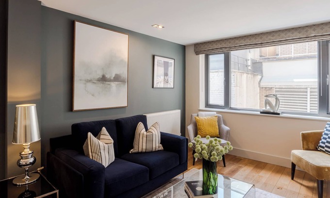 Bridge Apartment | City of London | 1 Bed Executive Apartment (L)