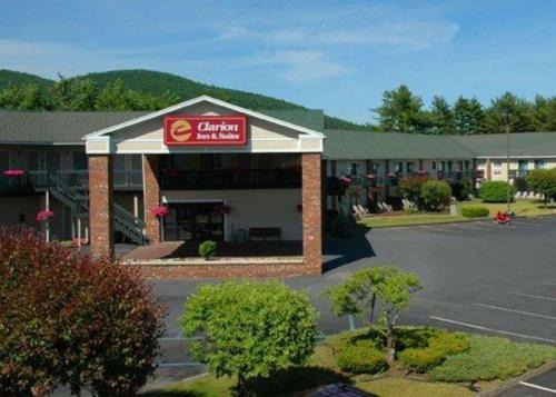 Lake George Hotel | Clarion Inn & Suites at the Outlets of Lake George