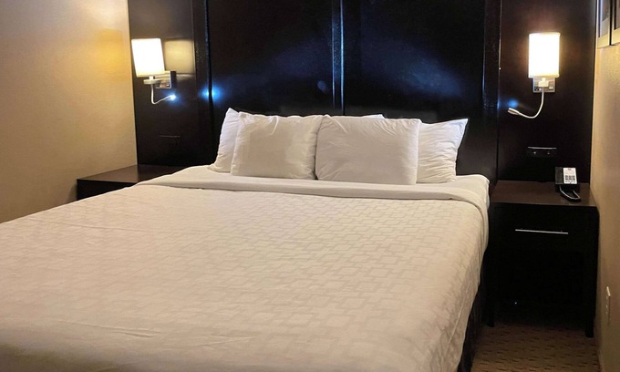 Evansville Hotel | Clarion Inn & Suites Evansville Eastland Area