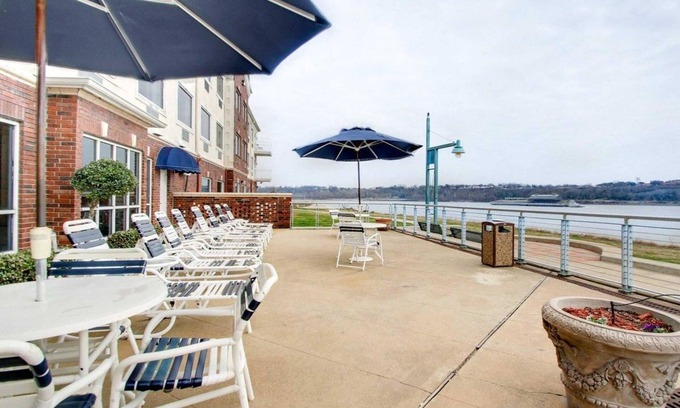 Vidalia Hotel | Clarion Suites Vidalia Riverfront