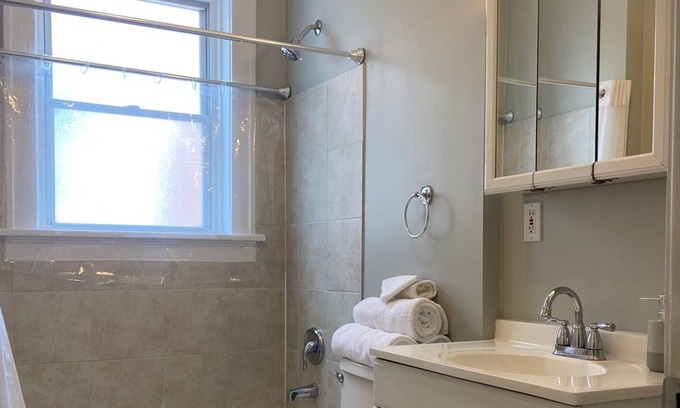 Southwest Garden Apartment | Clean 2nd floor 1 Bedroom apartment 10 minutes from medical campus