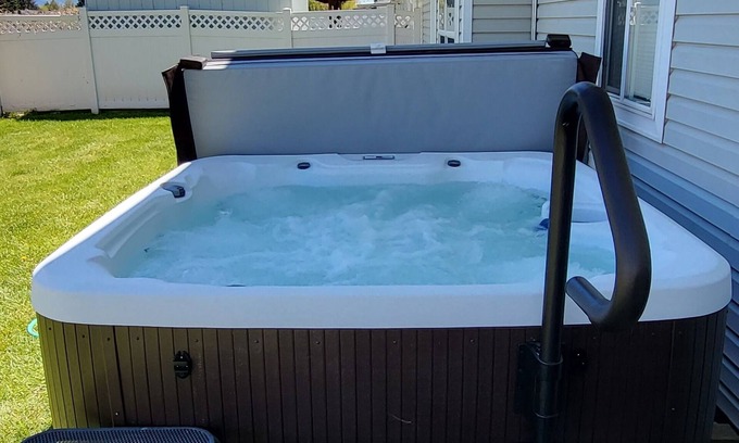 Burley House | Clean and Spacious! Burley HOT TUB Haven