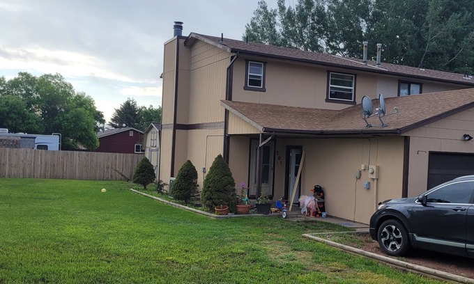 Douglas House | Clean & Comfortable 2 bedroom townhome with full amenities in Douglas, WY