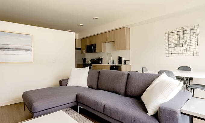 Downtown Apartment | Clean+Modern 1BR in Redmond 4 | FastWifi | Gym