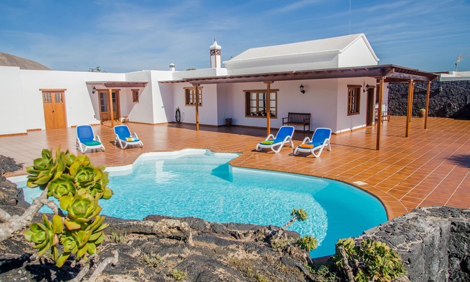 San Bartolome House | climatized pool, internet and total privacy