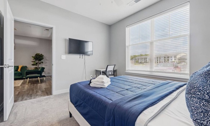Whitestown Apartment | Close to All | Bright & Clean