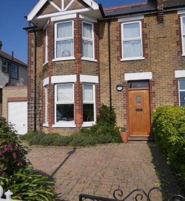 Broadstairs House | Close to beaches and town, off street parking