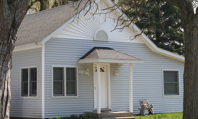 South Haven Cottage | Close to South Beach and Kid's Corner with a Huge Yard