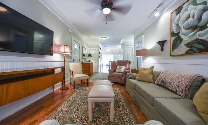 Athens Condo | Close to UGA and 5 Points Area- Spacious, Open Plan on One-Level