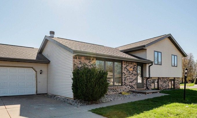 Appleton House | Cloud 9 Corporate Housing - 4 bed, 2 bath