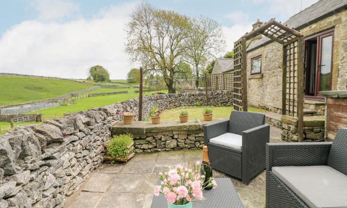 Newton Grange House | Clover Cottage at Pikehall