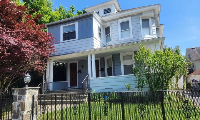 Bridgeport Apartment | Coast Work and Rest Retreat Spacious 3-bedroom apartment, in fabulous Bridgeport