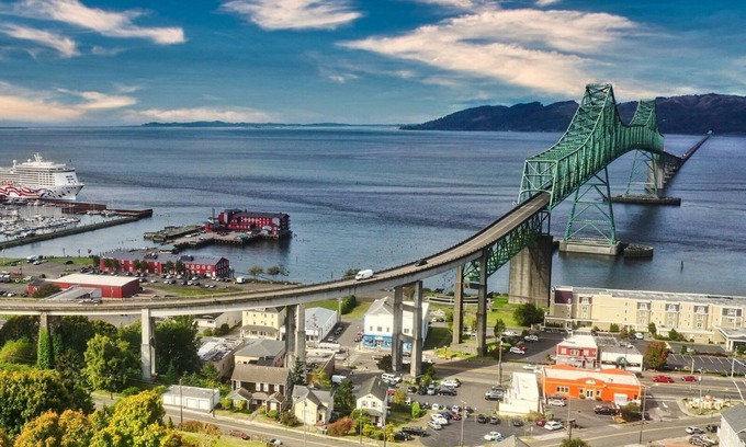 Astoria House | Coastal Comfort in Astoria – 4BR Near River, Fishing & History