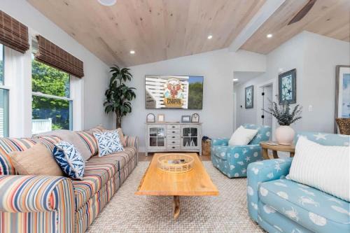 Colington House | Coastal Luxury Hot Tub Fire Pit & 5Min to Beach