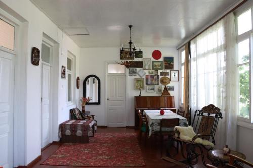 Sanahin House | Collage Guesthouse