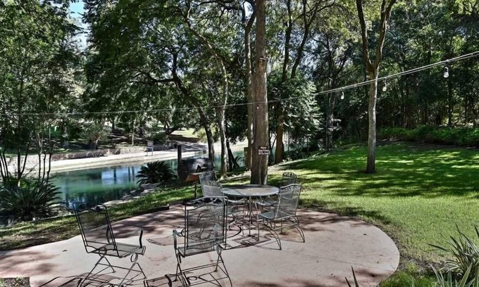 New Braunfels Cottage | Comal River access - Charming River Retreat – Walk to Downtown & Tubing!