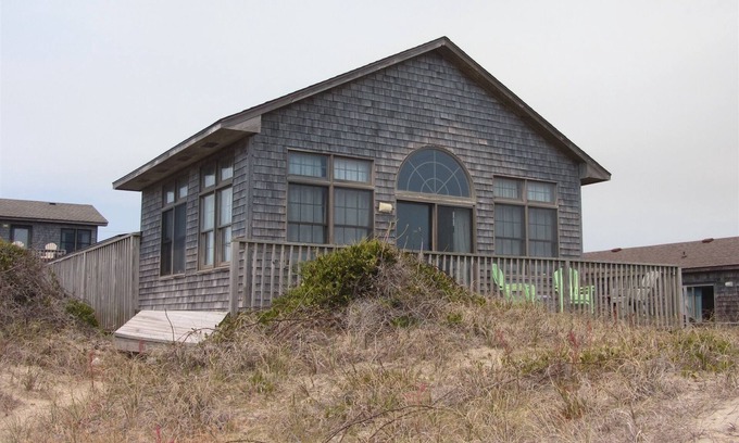 Avon Cottage | Come and stay at Chez Toni and enjoy relaxing on the deck while listening to the surf!