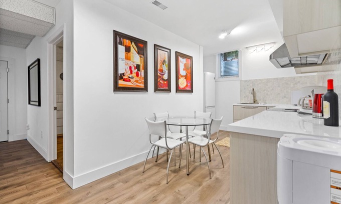 Glendale Apartment | Comfort of your home in a middle of the vine country. Niagara On The Lake