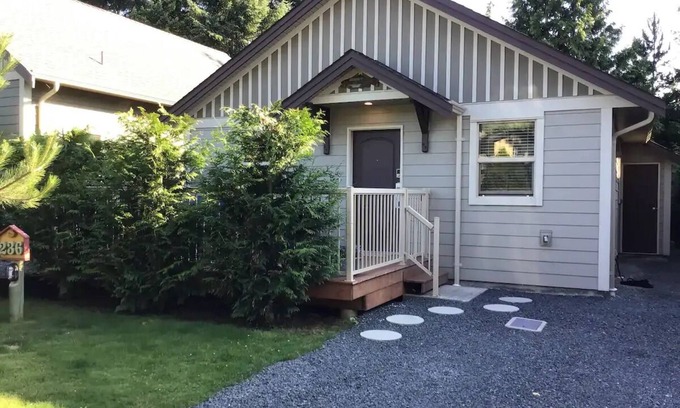 Regional District of Nanaimo Cottage | Comfortable 2 bedroom 2 bathroom cottage. Pet friendly!