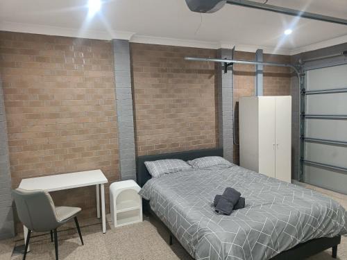 Guildford West House | Comfortable Garage Room in Guildford - NC0