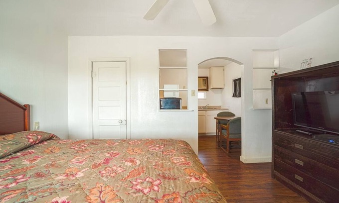 North Beach Hotel | Comfortable Room by USS Lexington – Beach & Parking Included